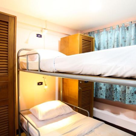 Hostel 8 Sukhumvit Soi 8 בנגקוק מראה חיצוני תמונה