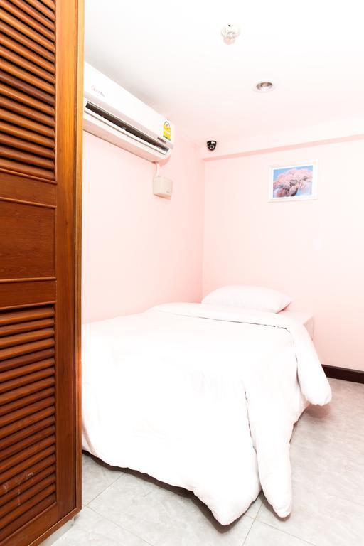 Hostel 8 Sukhumvit Soi 8 בנגקוק מראה חיצוני תמונה